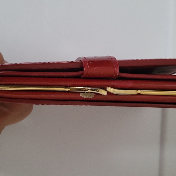 Authentic LV Red Vernis Kiss Lock Wallet-Bifold - Picture 4 of 10